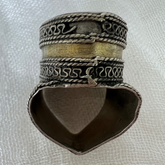 Antique Afghan Tribal Carnelian Saddle Ring – 19th‑20th C. Heart‑Shaped Band - Picture 7 of 13